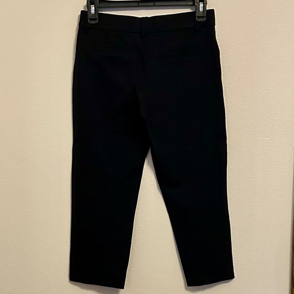 DAVENA Women’s Black Stretchy Capris, LIKE NEW, Size Small - Picture 2 of 6